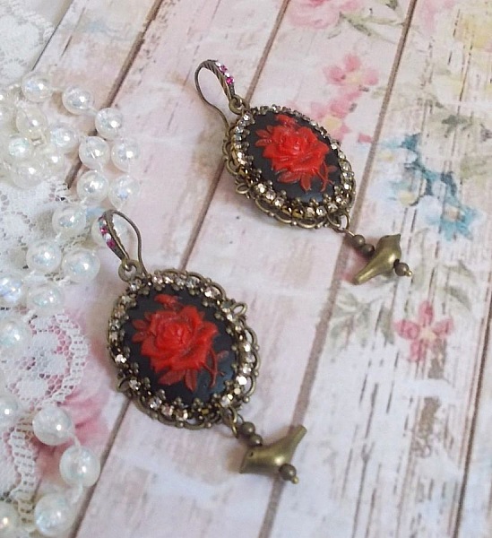 BO Loly Roses laget med harpiks cabochons, krystall rhinestone kjede med bronse tilbeh&oslash;r