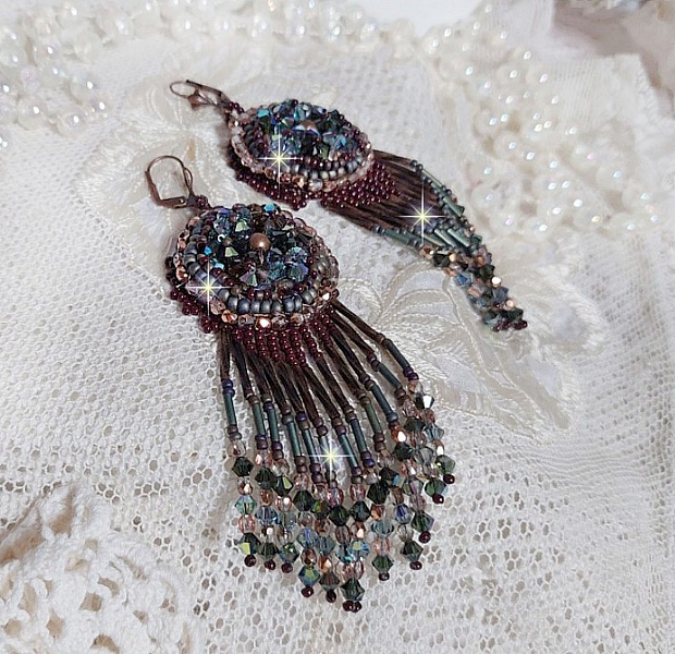 BO Long Brown Picasso brodert med Swarovski-krystaller, glassfasetter, bugles twist og rocailles