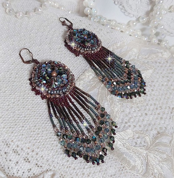 BO Long Brown Picasso brodert med Swarovski-krystaller, glassfasetter, bugles twist og rocailles