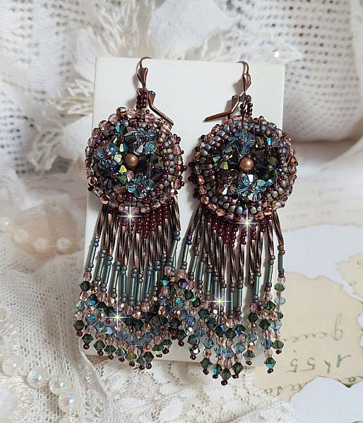 BO Long Brown Picasso brodert med Swarovski-krystaller, glassfasetter, bugles twist og rocailles