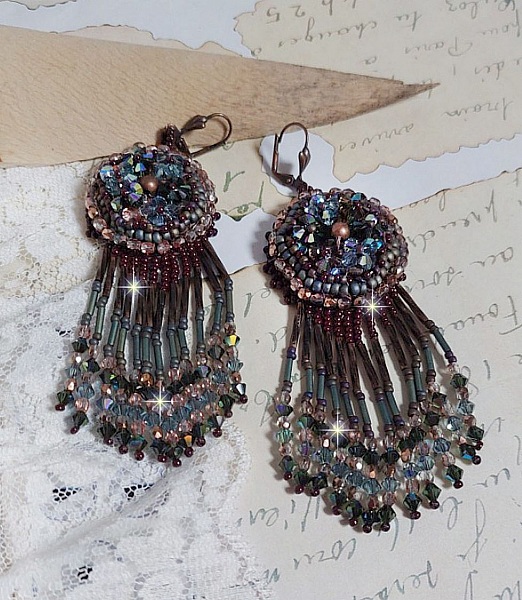 BO Long Brown Picasso brodert med Swarovski-krystaller, glassfasetter, bugles twist og rocailles