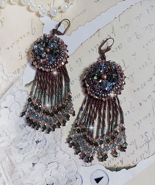 BO Long Brown Picasso brodert med Swarovski-krystaller, glassfasetter, bugles twist og rocailles