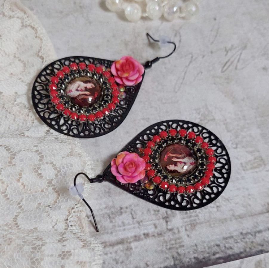 BO Look Coco opprettet med forstørrelsesglass cabochons som representerer en kvinne med papegøyen sin, svarte filigran anheng, glass og harpiksperler
