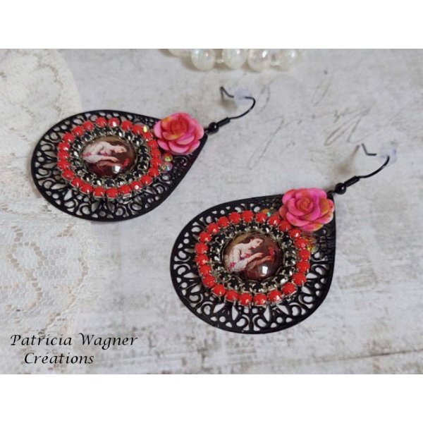 BO Look Coco opprettet med forst&oslash;rrelsesglass cabochons som representerer en kvinne med papeg&oslash;yen sin, svarte filigran anheng, glass og harpiksperler