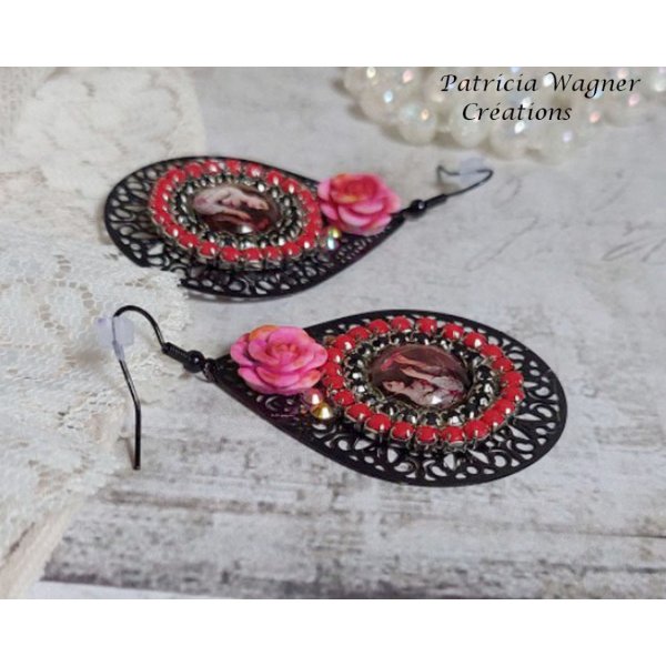 BO Look Coco opprettet med forst&oslash;rrelsesglass cabochons som representerer en kvinne med papeg&oslash;yen sin, svarte filigran anheng, glass og harpiksperler