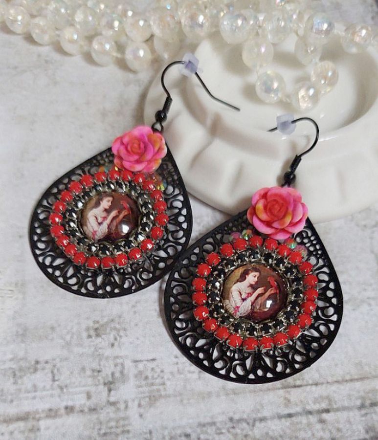 BO Look Coco opprettet med forstørrelsesglass cabochons som representerer en kvinne med papegøyen sin, svarte filigran anheng, glass og harpiksperler