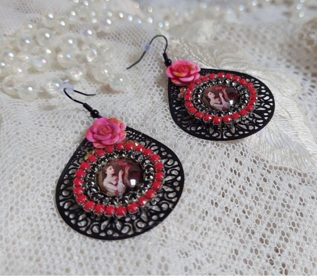 BO Look Coco opprettet med forstørrelsesglass cabochons som representerer en kvinne med papegøyen sin, svarte filigran anheng, glass og harpiksperler