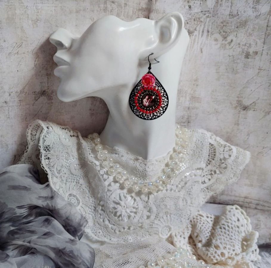 BO Look Coco opprettet med forstørrelsesglass cabochons som representerer en kvinne med papegøyen sin, svarte filigran anheng, glass og harpiksperler