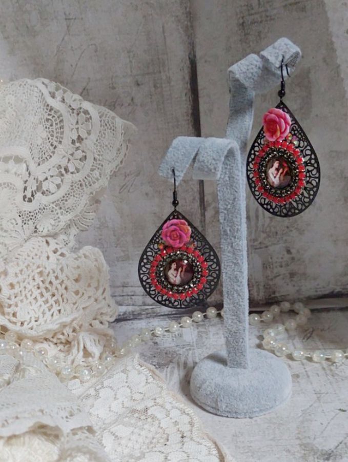 BO Look Coco opprettet med forstørrelsesglass cabochons som representerer en kvinne med papegøyen sin, svarte filigran anheng, glass og harpiksperler