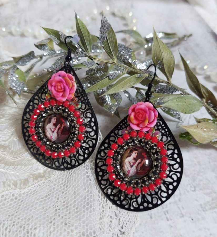 BO Look Coco opprettet med forstørrelsesglass cabochons som representerer en kvinne med papegøyen sin, svarte filigran anheng, glass og harpiksperler