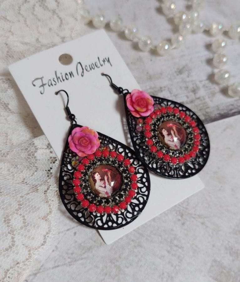 BO Look Coco opprettet med forstørrelsesglass cabochons som representerer en kvinne med papegøyen sin, svarte filigran anheng, glass og harpiksperler