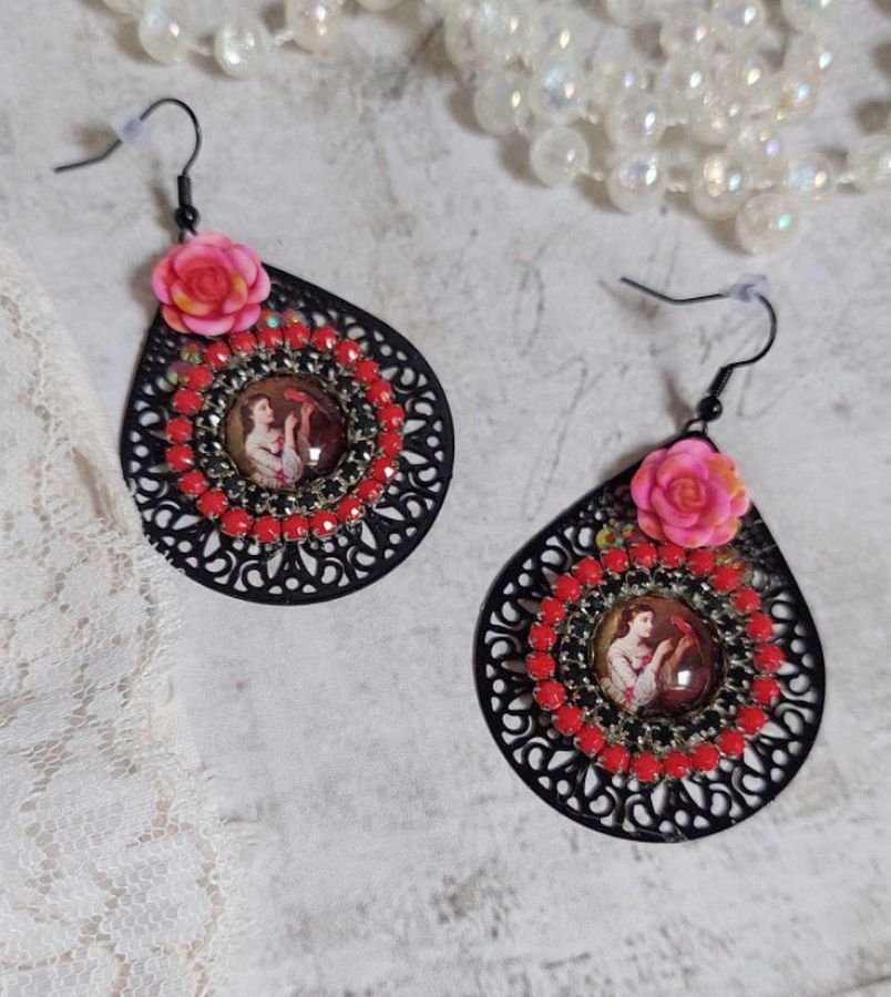 BO Look Coco opprettet med forstørrelsesglass cabochons som representerer en kvinne med papegøyen sin, svarte filigran anheng, glass og harpiksperler