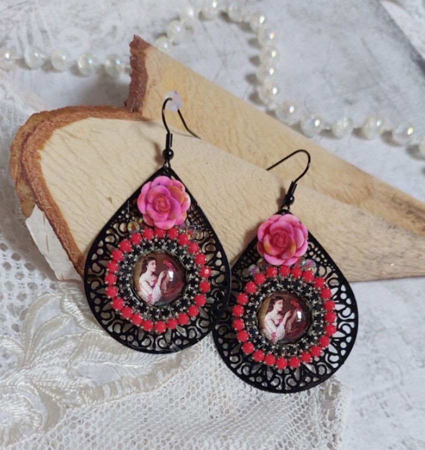 BO Look Coco opprettet med forstørrelsesglass cabochons som representerer en kvinne med papegøyen sin, svarte filigran anheng, glass og harpiksperler