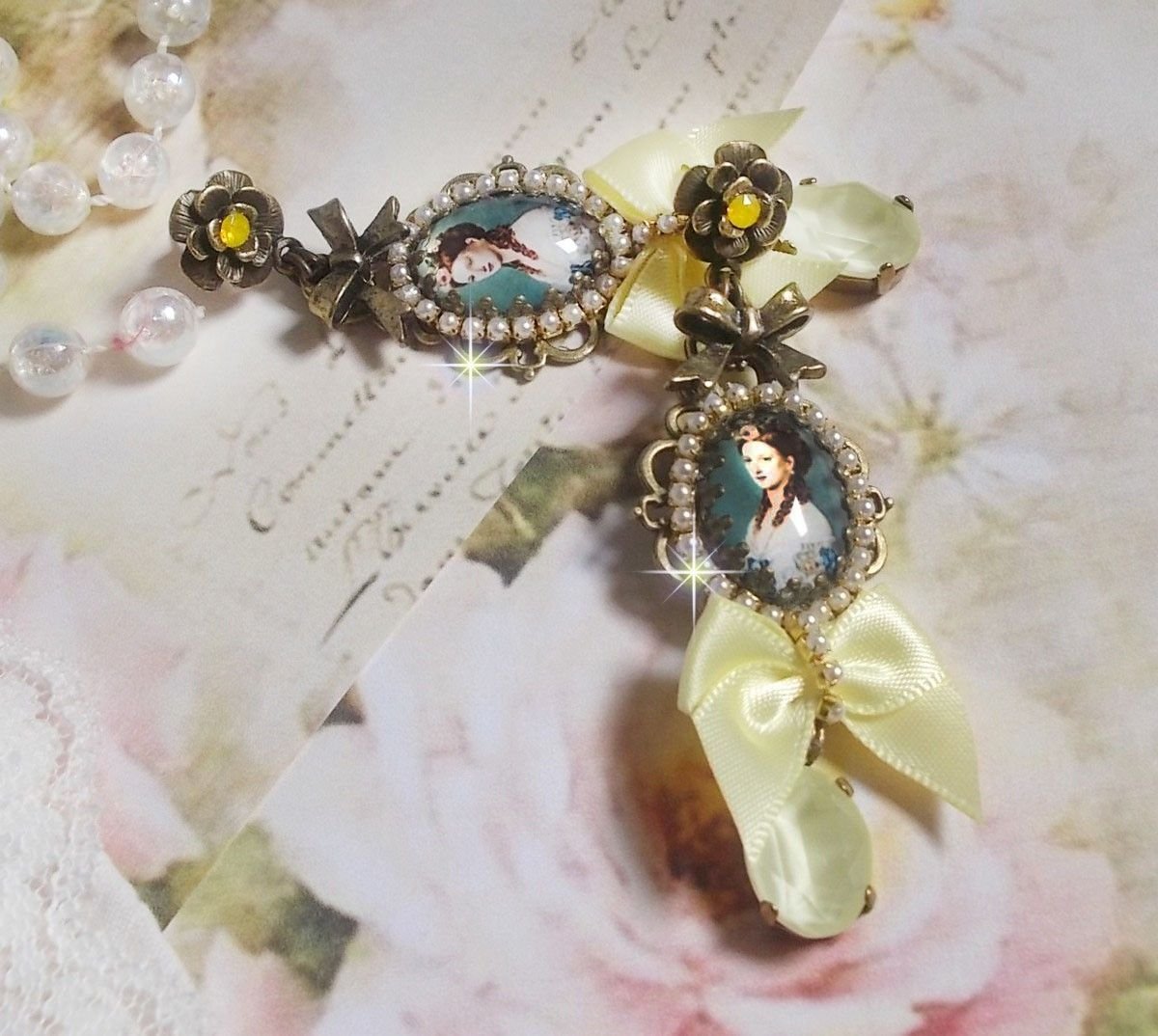 BO Princess-look skapt med lady prinsesse cabochons, krystaller, glassperler, bronse tilbehør og gule satengsløyfer