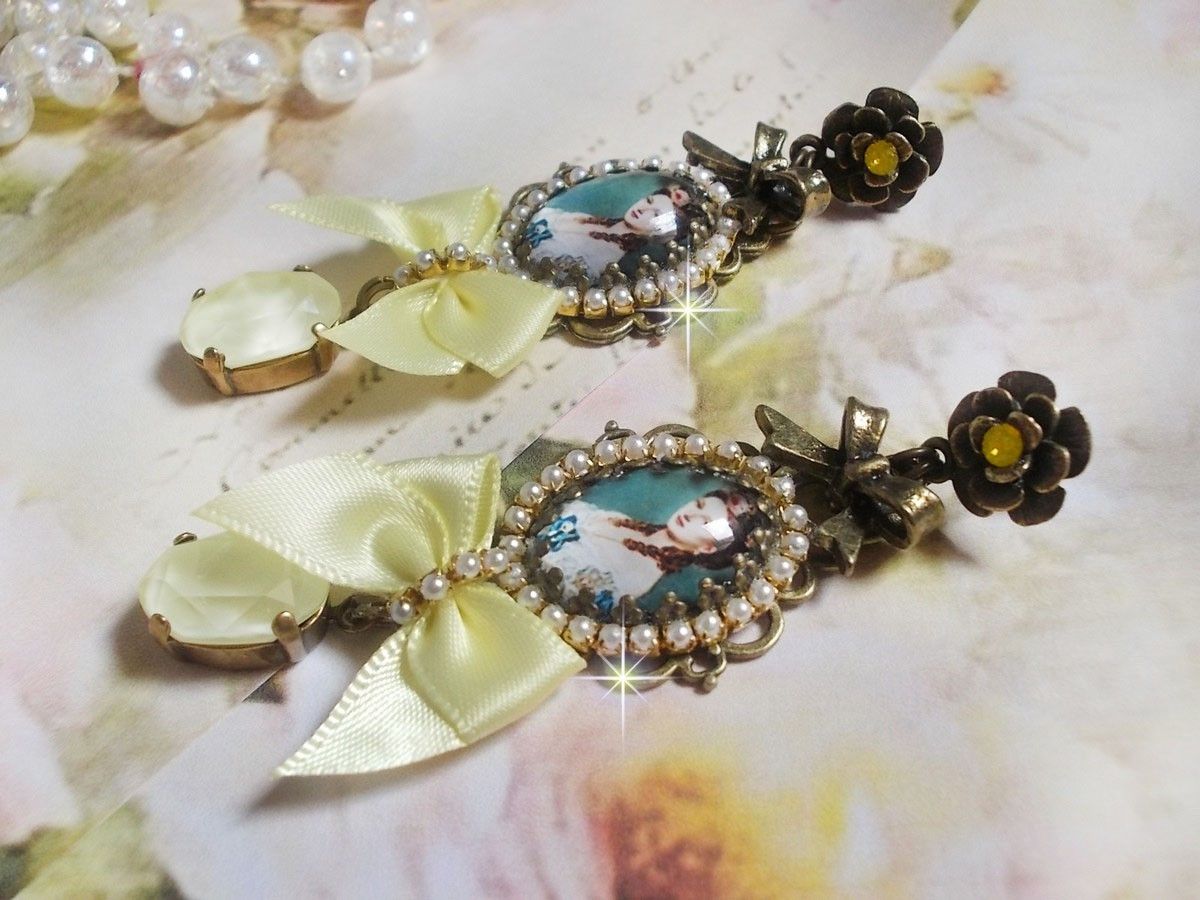 BO Princess-look skapt med lady prinsesse cabochons, krystaller, glassperler, bronse tilbehør og gule satengsløyfer