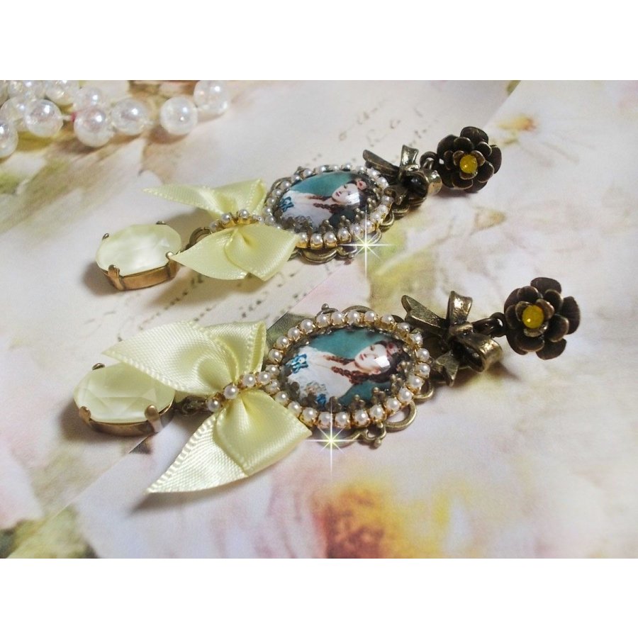 BO Princess-look skapt med lady prinsesse cabochons, krystaller, glassperler, bronse tilbehør og gule satengsløyfer