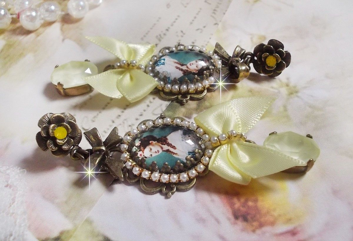 BO Princess-look skapt med lady prinsesse cabochons, krystaller, glassperler, bronse tilbehør og gule satengsløyfer