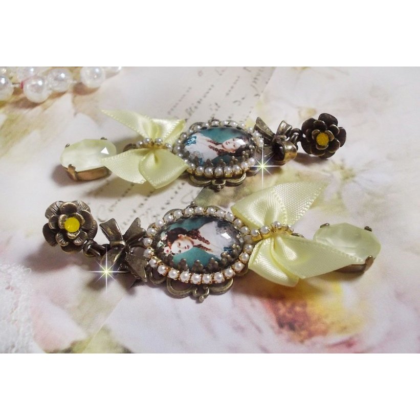 BO Princess-look skapt med lady prinsesse cabochons, krystaller, glassperler, bronse tilbehør og gule satengsløyfer