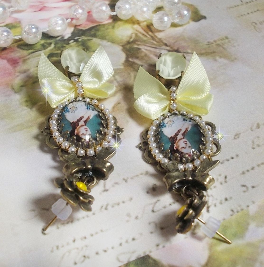 BO Princess-look skapt med lady prinsesse cabochons, krystaller, glassperler, bronse tilbehør og gule satengsløyfer