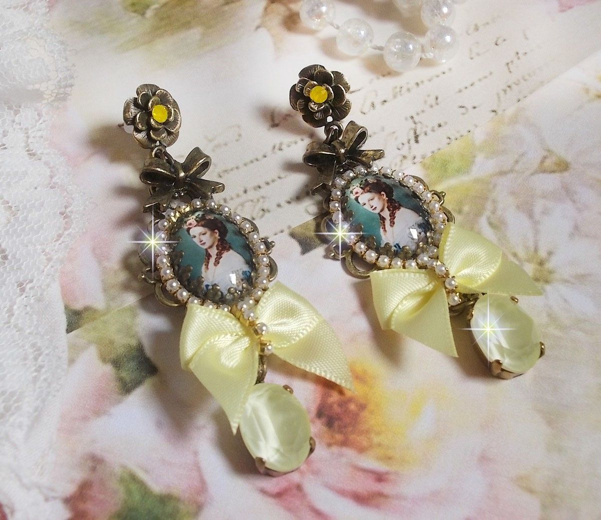 BO Princess-look skapt med lady prinsesse cabochons, krystaller, glassperler, bronse tilbehør og gule satengsløyfer