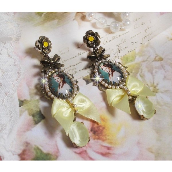 BO Princess-look skapt med lady prinsesse cabochons, krystaller, glassperler, bronse tilbeh&oslash;r og gule satengsl&oslash;yfer