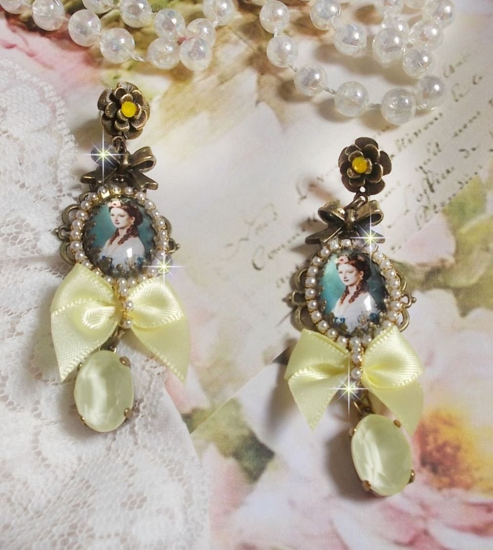 BO Princess-look skapt med lady prinsesse cabochons, krystaller, glassperler, bronse tilbehør og gule satengsløyfer