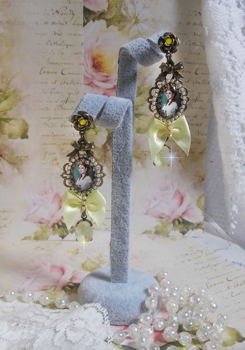 BO Princess-look skapt med lady prinsesse cabochons, krystaller, glassperler, bronse tilbehør og gule satengsløyfer
