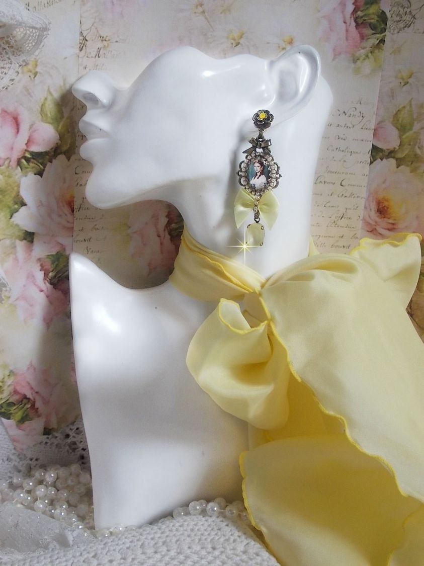 BO Princess-look skapt med lady prinsesse cabochons, krystaller, glassperler, bronse tilbehør og gule satengsløyfer