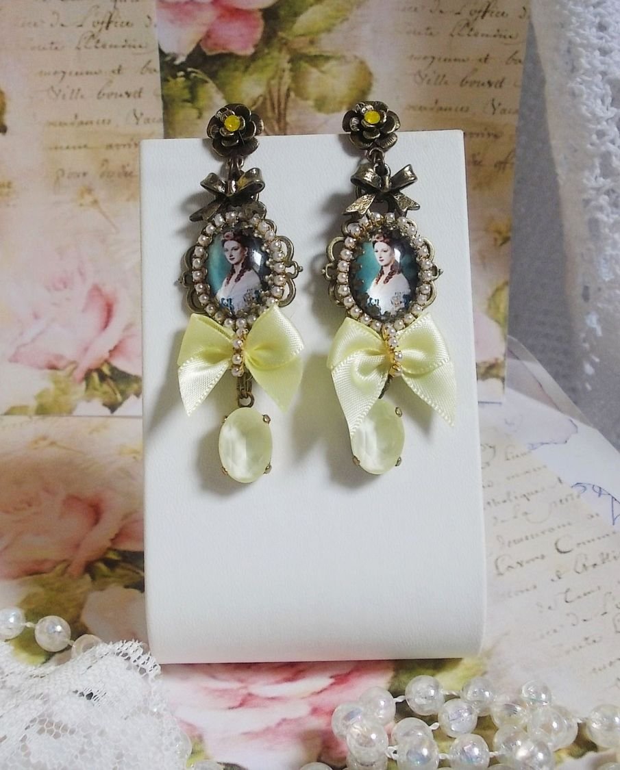 BO Princess-look skapt med lady prinsesse cabochons, krystaller, glassperler, bronse tilbehør og gule satengsløyfer