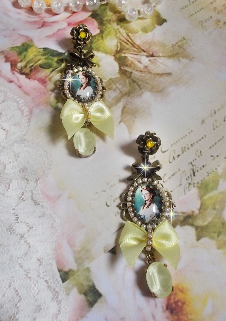 BO Princess-look skapt med lady prinsesse cabochons, krystaller, glassperler, bronse tilbehør og gule satengsløyfer