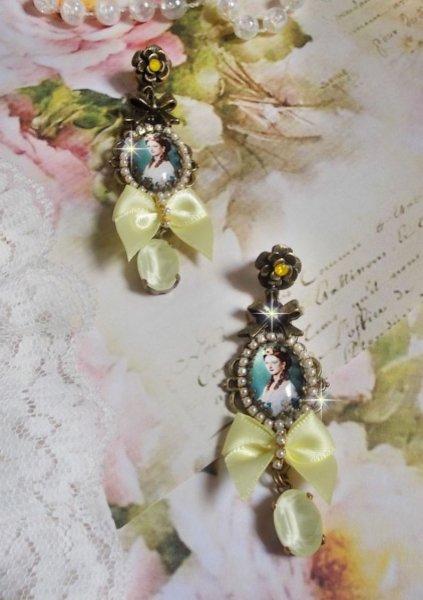 BO Princess-look skapt med lady prinsesse cabochons, krystaller, glassperler, bronse tilbeh&oslash;r og gule satengsl&oslash;yfer