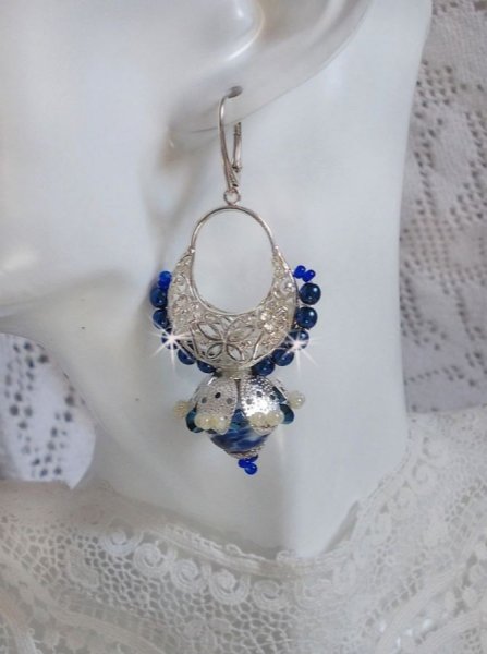 BO Lotusblomster montert med Capri bl&aring;/hvite venetianske perler og halvm&aring;ne lysestakekoblinger