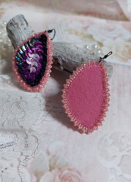 BO Louvre Festif brod&eacute;es avec des sequins, rocailles et dormeuses noires 