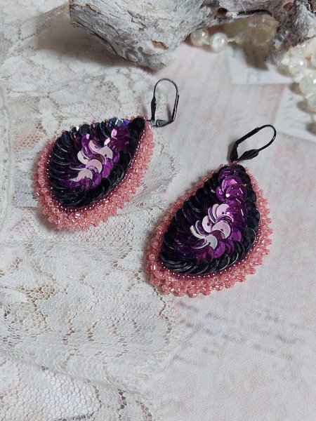 BO Louvre Festif brod&eacute;es avec des sequins, rocailles et dormeuses noires 