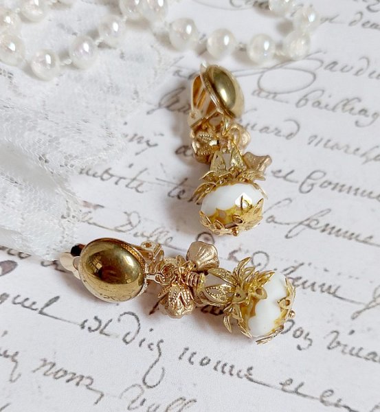  BO Lumi&egrave;re Opale White cr&eacute;&eacute;es avec perles verres, perles de gemme et clips en laiton dor&eacute;