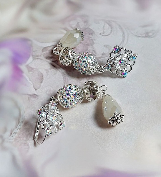 Boucles d'oreilles pendantes avec perles strass et cristal Swarovski.