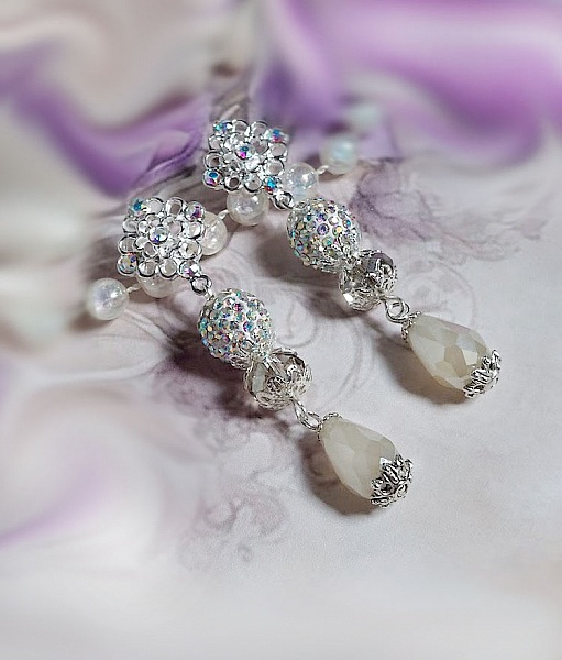 Boucles d'oreilles pendantes en strass et perles Swarovski lumineuses.
