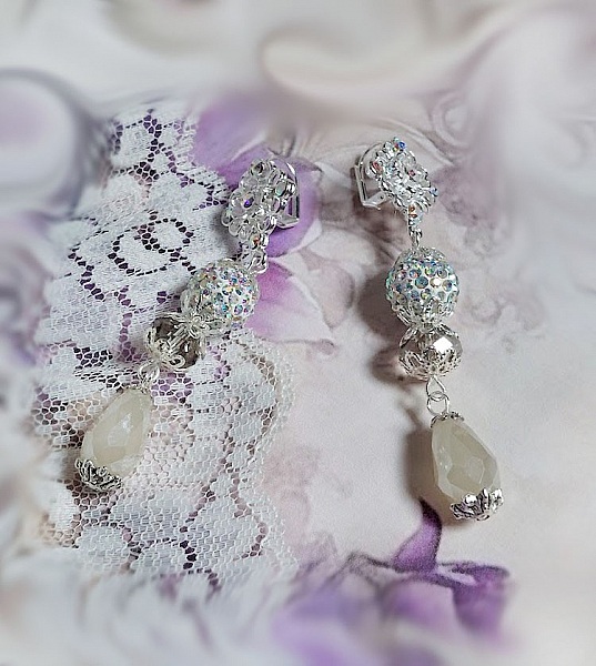 Boucles d'oreilles pendantes en perles strass et cristal Swarovski.