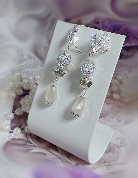 Boucles d'oreilles pendantes en perles strass et cristal Swarovski.