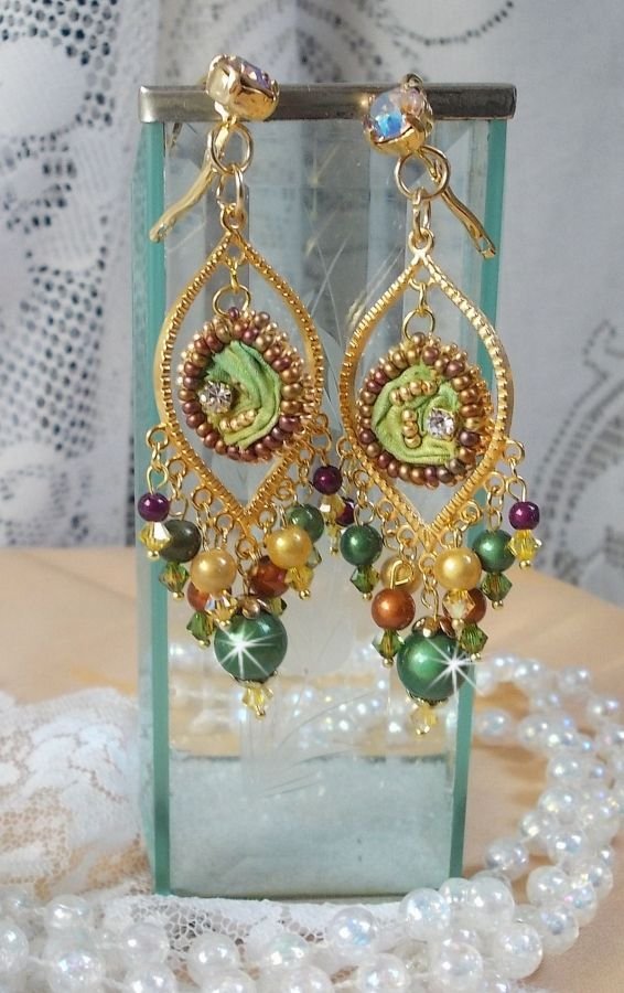 BO Venetian Moon brodert med kameleonfarget silkebånd, Swarovski-krystaller og magiske perler.