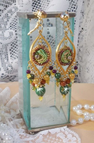 BO Venetian Moon brodert med kameleonfarget silkeb&aring;nd, Swarovski-krystaller og magiske perler.