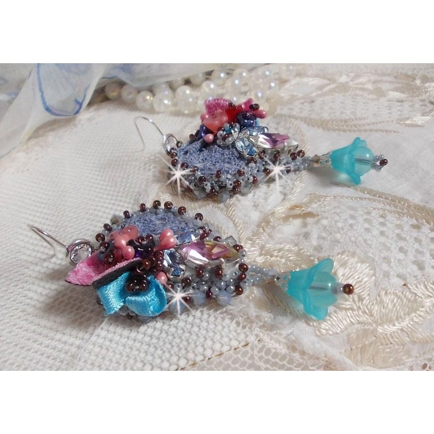 BO Mademoiselle Bluse Haute-Couture brodées avec des Cristaux de Swarovski, des fleurs en verre de Bohème, de la dentelle Grise et des rocailles
