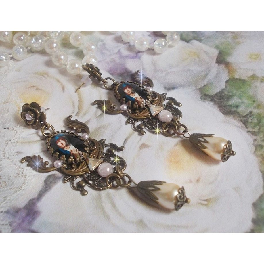 BO Madonna laget med PureCrystal cabochons, forstørrelsesglass cabochons, skystempler og bronse tilbehør