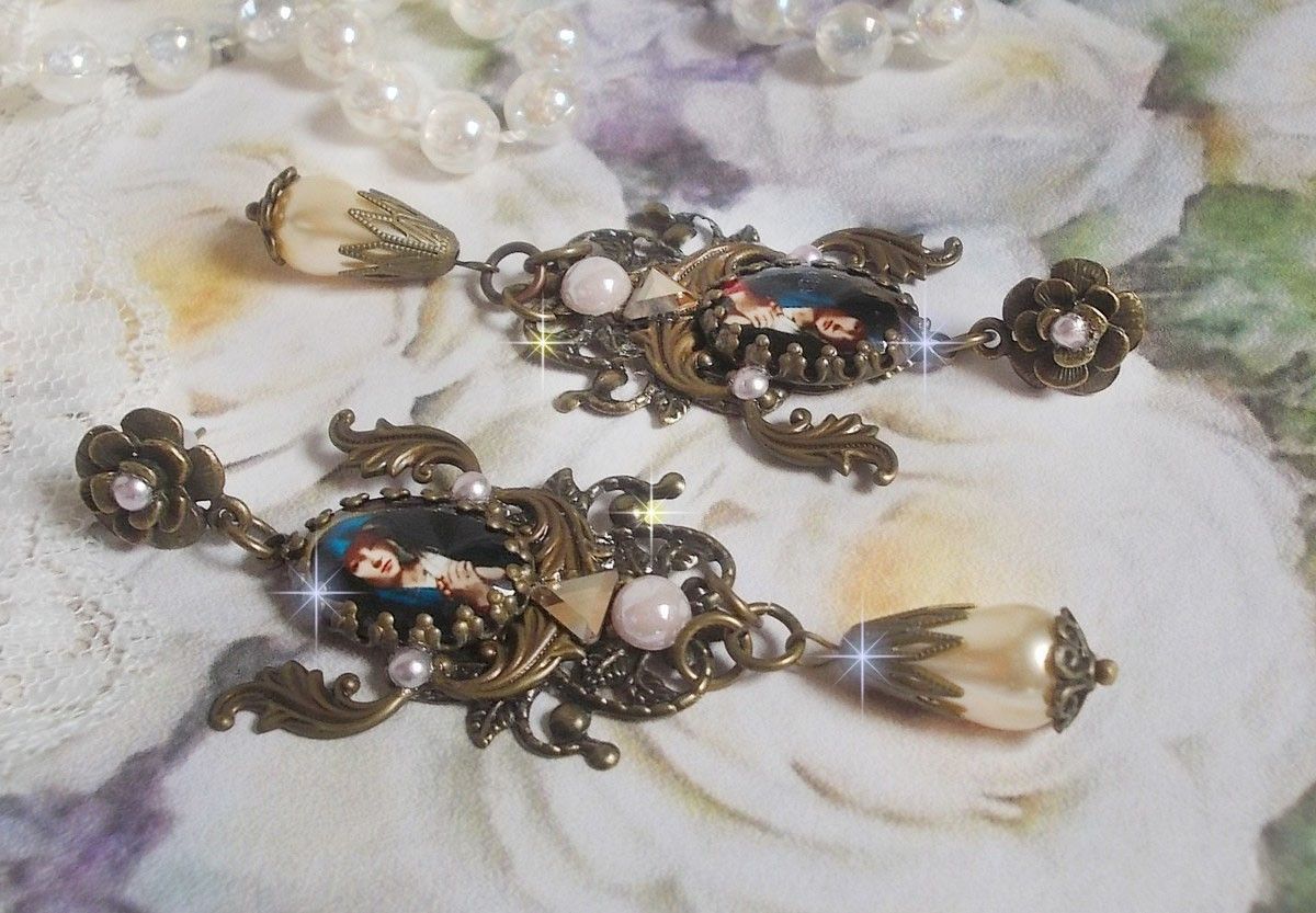 BO Madonna laget med PureCrystal cabochons, forstørrelsesglass cabochons, skystempler og bronse tilbehør