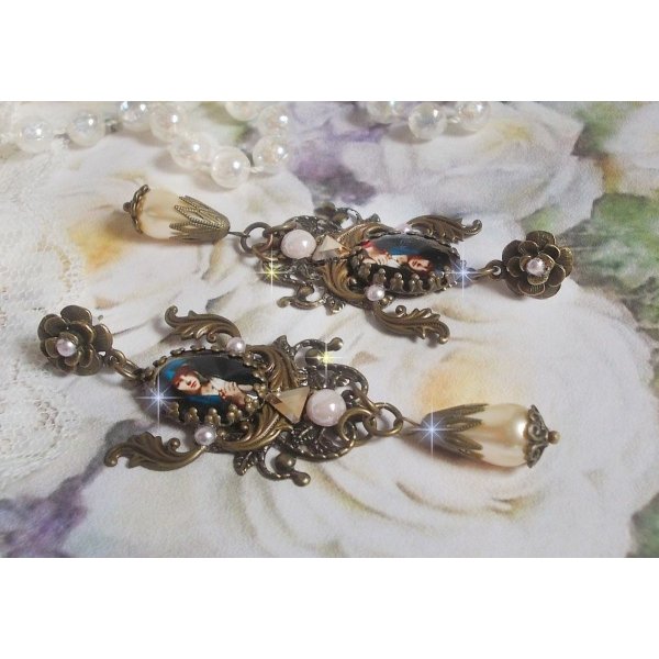 BO Madonna laget med PureCrystal cabochons, forst&oslash;rrelsesglass cabochons, skystempler og bronse tilbeh&oslash;r