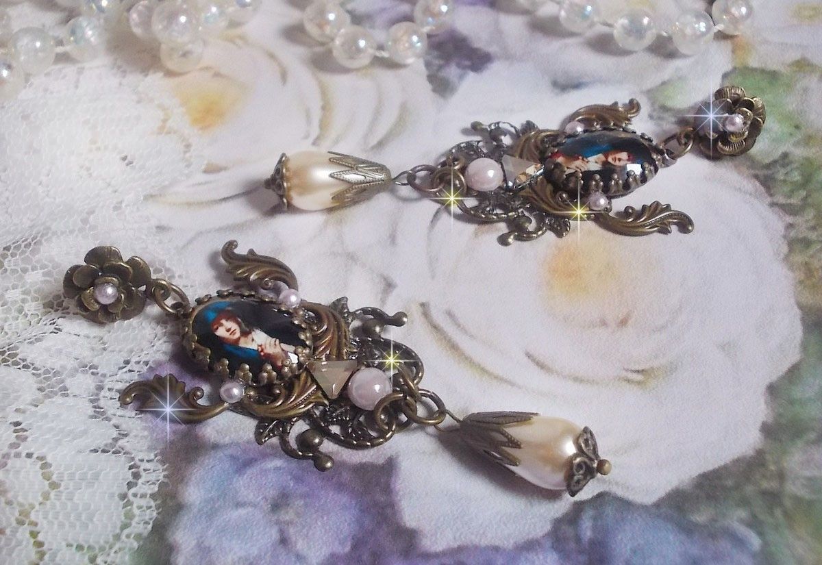BO Madonna laget med PureCrystal cabochons, forstørrelsesglass cabochons, skystempler og bronse tilbehør
