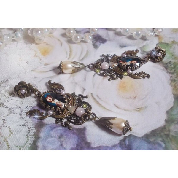 BO Madonna laget med PureCrystal cabochons, forst&oslash;rrelsesglass cabochons, skystempler og bronse tilbeh&oslash;r