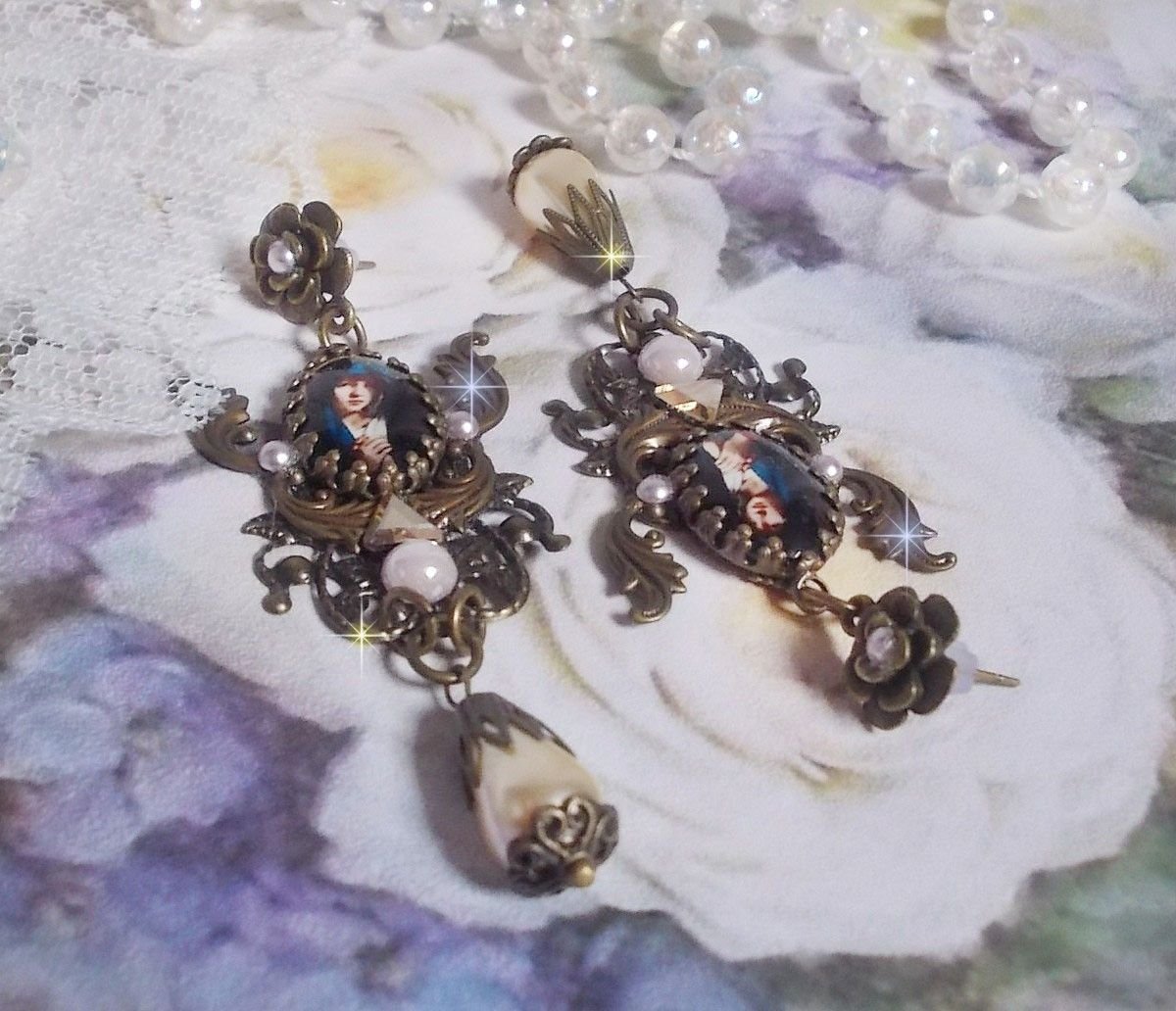 BO Madonna laget med PureCrystal cabochons, forstørrelsesglass cabochons, skystempler og bronse tilbehør