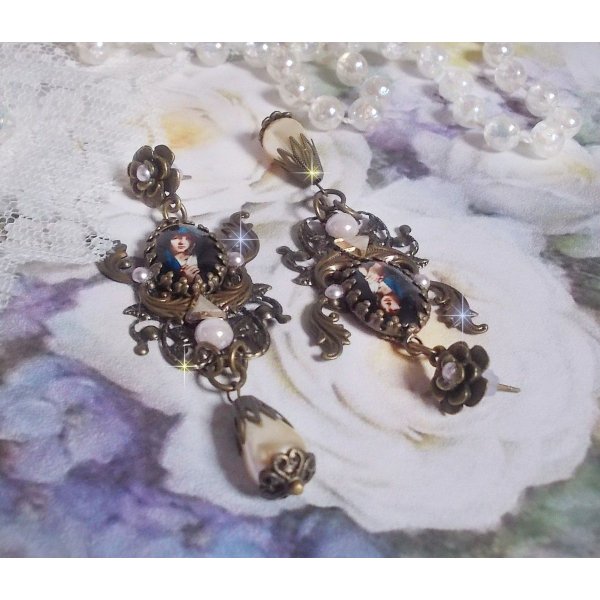 BO Madonna laget med PureCrystal cabochons, forst&oslash;rrelsesglass cabochons, skystempler og bronse tilbeh&oslash;r