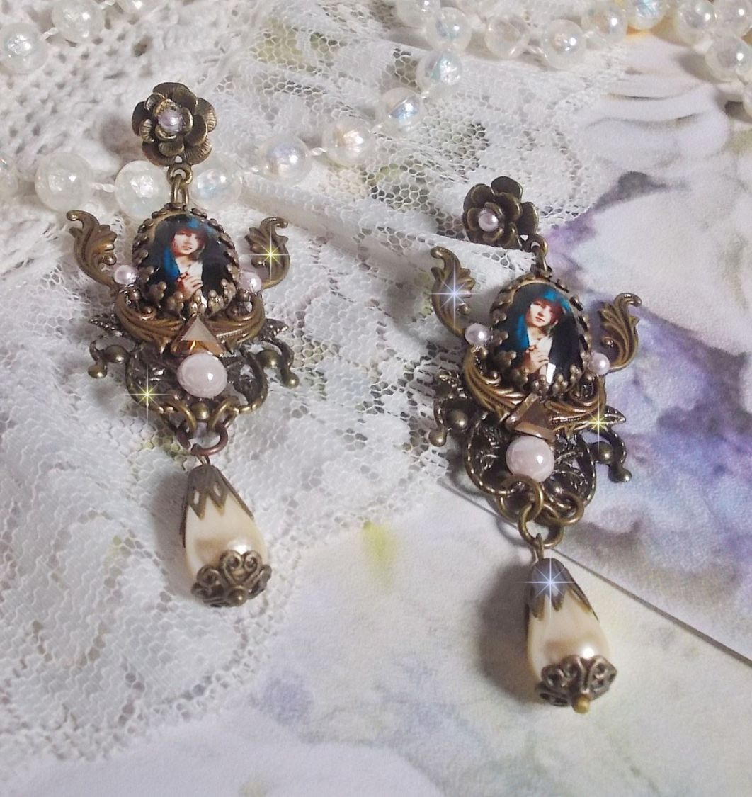 BO Madonna laget med PureCrystal cabochons, forstørrelsesglass cabochons, skystempler og bronse tilbehør